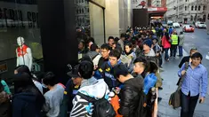 Antrean mengular sudah terlihat di depan toko retail Apple Store di Sydney, Australia, (19/9/14). (AFP PHOTO/Saeed KHAN)
