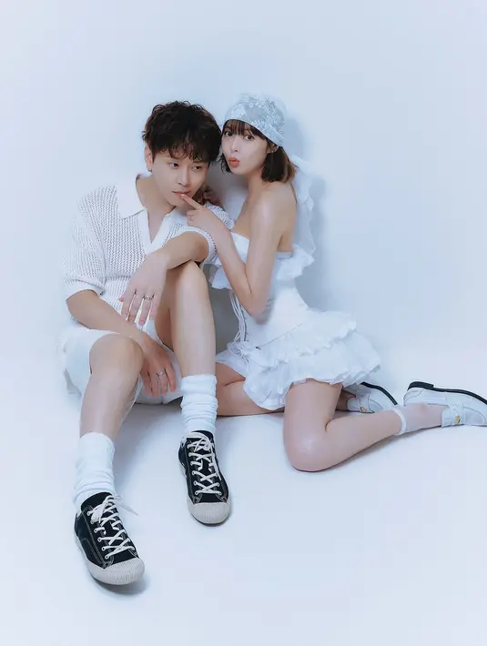 Potret terakhir, keduanya bergaya kasual mengenakan busana serba putih. HyunA dengan strapless ruffle corset dress dan bandana serba putih. Sementara tunangannya mengenakan atasan jaring-jaring dan celana pendek serba warna putih. [@hyunah_aa].
