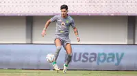 Pemain Persebaya Surabaya, Bruno Moreira Soares berusaha mengontrol bola saat laga lanjutan BRI Liga 1 2023/2024 antara Dewa United melawan Persebaya Surabaya di Indomilk Arena, Tangerang, Sabtu (30/09/2023). (Bola.com/Bagaskara Lazuardi)