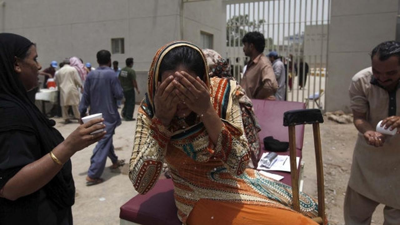 Suhu ekstrem, warga Pakistan tak bisa jauh dari air