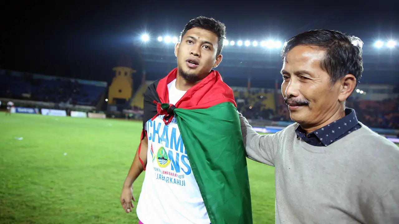 Kiper Persib Bandung, M. Natsir (kiri). 