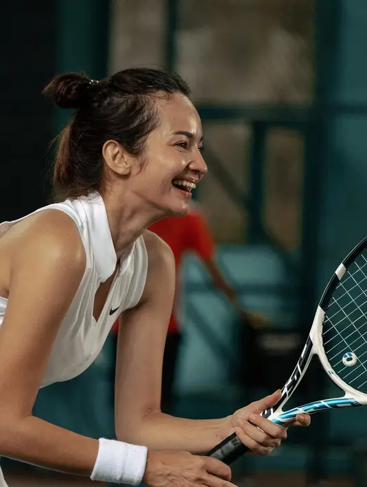 Outfit tenis sendiri menjadi tren fashion besar di tahun 2022 dengan segala aksesorinya. [IG @enzystoria]