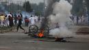 Para pengunjuk rasa membakar gerobak untuk memblokade jalan usai melakukan salat Idul Fitri di Srinagar, India (26/6). Mereka memprotes peraturan di India dan pro-kemerdekaan Kashmir. (AP Photo / Mukhtar Khan)
