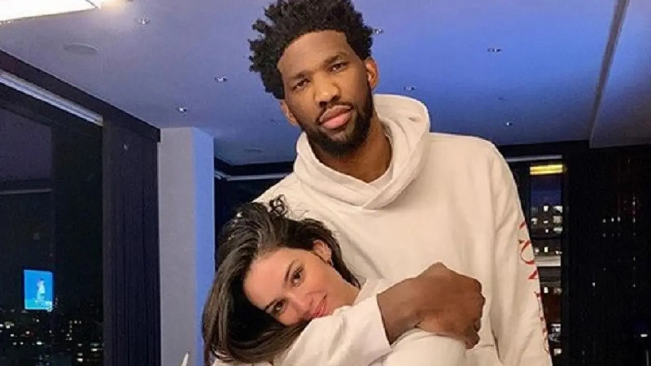 Joel Embiid bersama Anne de Paula