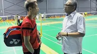 Lee Chong Wei (kiri), berbincang dengan Presiden Asosiasi Bulutangkis Malaysia (BAM), Tan Sri Mohd Al-Amin Abdul Majid, di Academy Badminton Malaysia (ABM), Januari 2017. (Bernama)