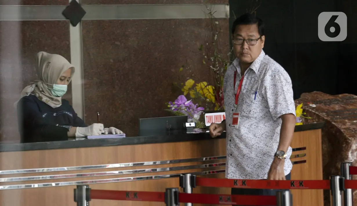 Mantan Ketua DPRD Kabupaten Bengkalis Abdul Kadir tiba di Gedung KPK, Jakarta, Rabu (18/3/2020). Abdul Kadir diperiksa sebagai saksi untuk tersangka Bupati nonaktif Bengkalis Amril Mukminin terkait dugaan menerima suap proyek pembangunan Jalan Duri-Sei Pakning. (merdeka.com/Dwi Narwoko)