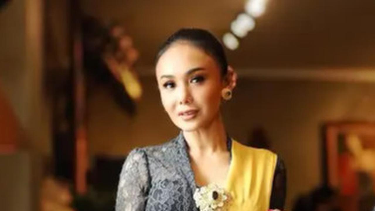 Model Batik dan Kebaya ala Yuni Shara