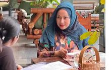 Intip 5 Potret Teras Semi Terbuka Camelia Malik Bernuansa Klasik dan Tropis