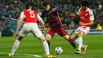 Penyerang Barcelona, Lionel Messi (tengah) berusaha melewati dua pemain Arsenal pada leg kedua 16 besar liga champions di stadion Nou Camp, Spanyol (17/3). Barcelona menang atas Arsenal dengan skor 3-1. (Reuters/Albert Gea)