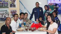 Saat Penyerang Persib Tantan Jadi Pelayan Cafe