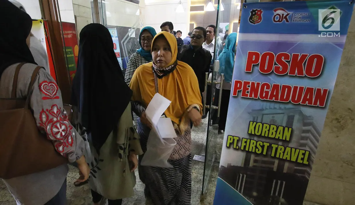 Korban dugaan penipuan perjalanan umrah First Travel mendatangi Posko Pengaduan Korban PT First Travel Bareskrim Polri, Jakarta, Senin (21/8). Total lebih dari 1.200 calon jemaah umrah mendaftar ke Bareskrim. (Liputan6.com/Immanuel Antonius)