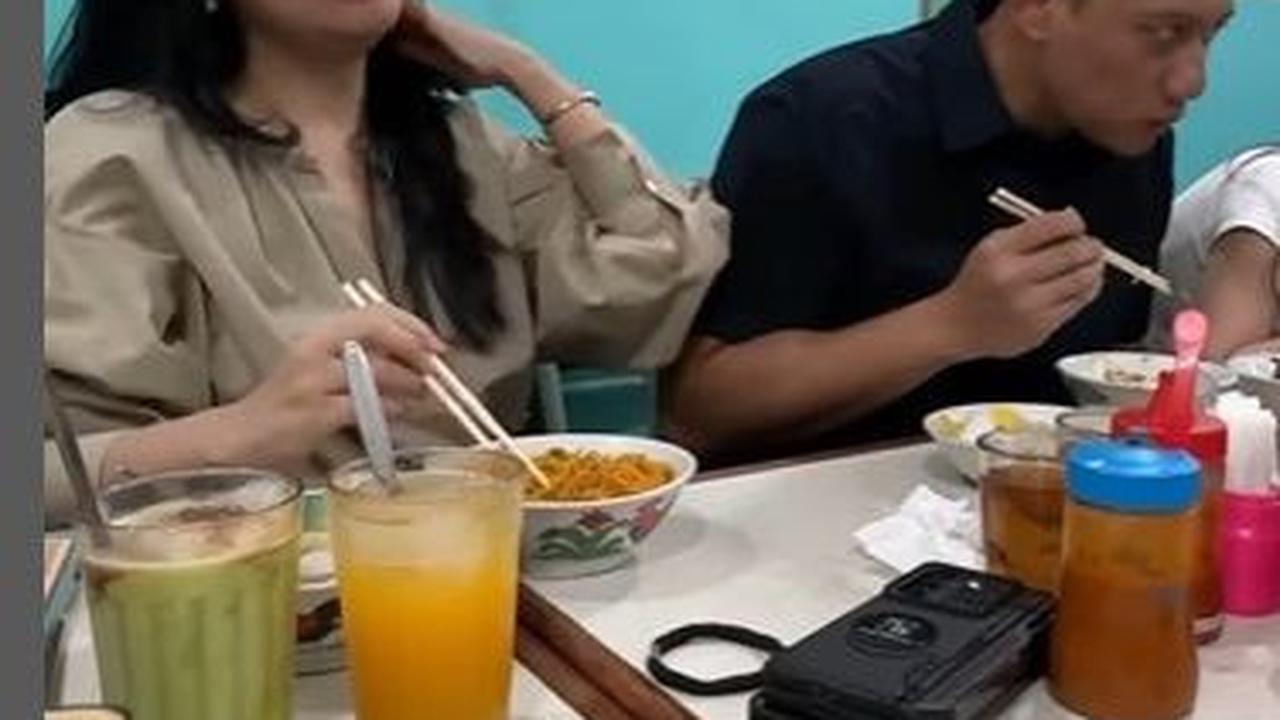 "Di alun-alu kota Karawang makan mi ayam. Sama ke Ramayana beli peralatan rumah tangga," kata ibu satu anak ini.