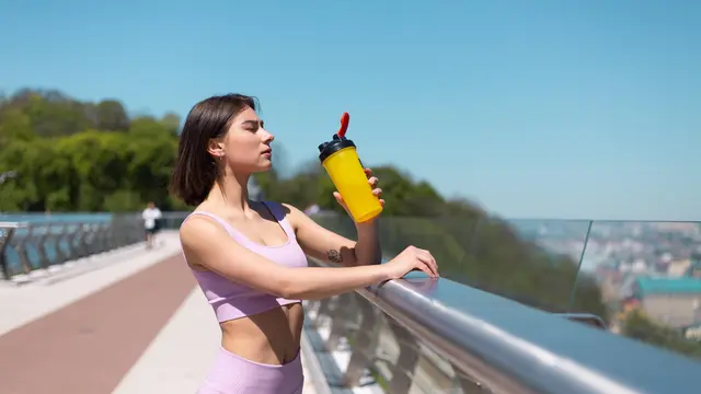 Pentingnya Elektrolit untuk Perempuan yang Sering Olahraga Outdoor agar Tubuh Tetap Fit