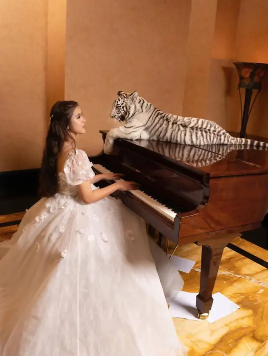 Dalam pemotretan terbarunya, Tiara Andini dan Alshad Ahmad pun mengajak harimau putihnya yang bernama Selen. Sebagai harimau putih yang jinak, Selen memiliki banyak penggemar dan disukai banyak selebriti. Tidak jarang para penggemarnya pun datang ke rumah Alshad Ahmad untuk bertemu dengan Selen. (Liputan6.com/IG/@tiaraandini)