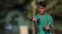 Gelandang Timnas Indonesia U-16, Mochammad Supriadi, melakukan pendinginan usai melawan Kabomania U-17 pada laga uji coba di Stadion Atang Sutresna, Jakarta Timur, Jumat (8/9/2017). Timnas U-16 menang 6-1 atas Kabomania U-17. (Bola.com/Vitalis Yogi Trisna