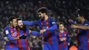 Pemain FC Barcelona, Lionel Messi (2kanan) merayakan gol ke gawang Real Sociedad bersama rekan-rekannya pada laga perempat final Copa del Rey di Camp Nou, Barcelona 926/1/2017). Barcelona menang 5-2. (AP/Manu Fernandez)