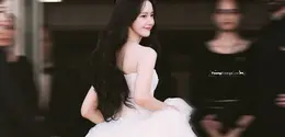 Hadir di Festival Film Cannes 2026, sang aktris dan idol tampil begitu memukau dengan gaya elegan yang membuatnya terlihat bak real life princess di atas red carpet. [@surekorea].