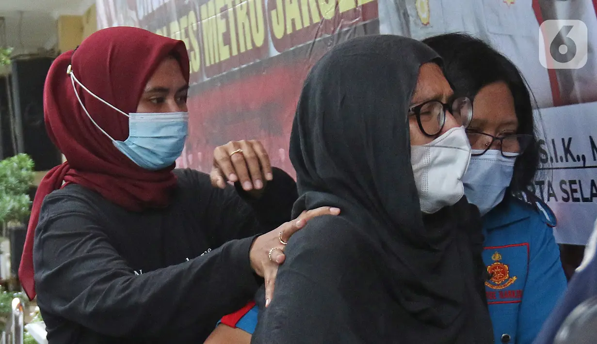 Mantan artis cilik, Ratna Fairuz Albar atau Iyut Bing Slamet dihadirkan dalam kasus dugaan penyalahgunaan narkoba di Mapolres Jakarta Selatan, Sabtu (5/12/2020). Polisi menangkap Iyut Bing Slamet pada Kamis, 3 Desember 2020 malam di rumahnya di kawasan Johar. (Liputan6.com/Herman Zakharia)