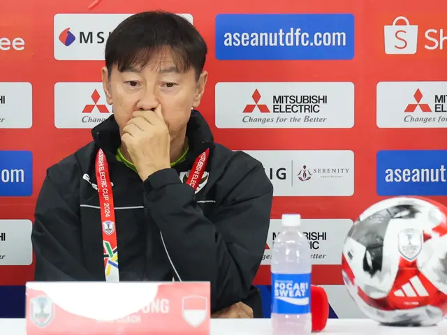 Pelatih Timnas Indonesia, Shin Tae-yong (kiri) dan pemain Skuad Garuda, Marselino Ferdinan, saat sesi konferensi pers di Stadion Manahan Solo, Rabu (11/12/2024). Timnas Indonesia akan berjibaku melawan Laos pada laga kedua Grup B Piala AFF 2024, Kamis (12/12/2024). (Bola.com/Abdul Azis)