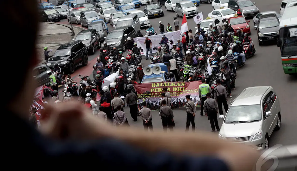 Massa dari Front Transportasi Jakarta (FrontJak) melakukan aksi unjuk rasa di Bundaran HI, Jakarta, Kamis (8/1/2015). (Liputan6.com/Faizal Fanani)