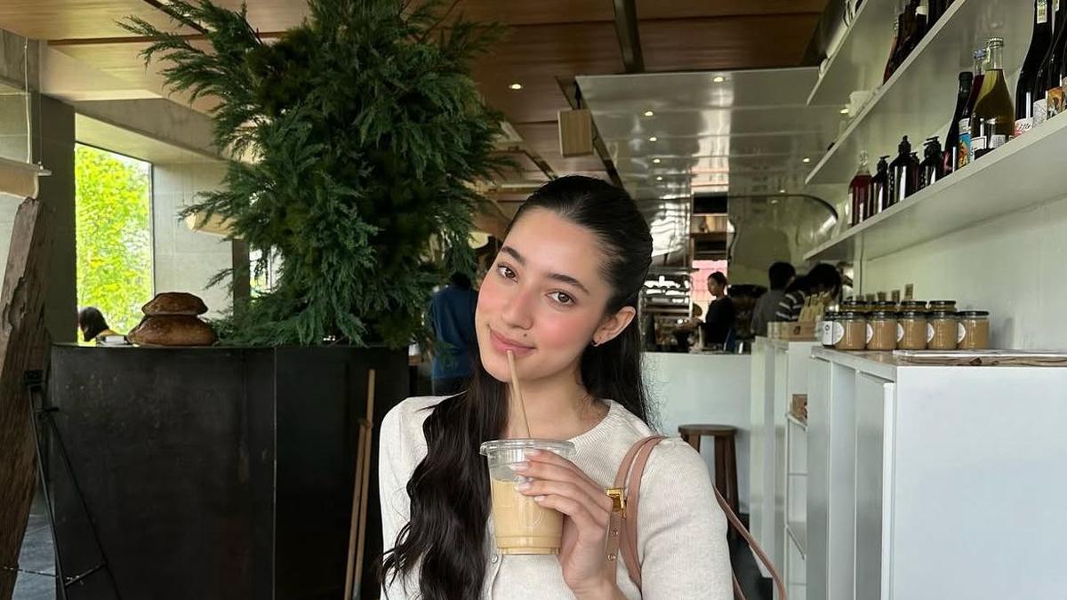 5 Outfit Café Hunting Anti Gagal ala Ameera Khan, Padu Padan Simpel Bikin Ngopi Jadi Estetik
