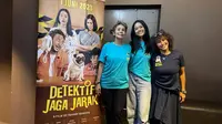 Para pemain film Detektif Jaga Jarak yaitu Debby Sahertian, Givina Lukita Dewi, dan Ajeng Viranti A. Vincent selaku produser film (Reza Efendi/Liputan6.com)