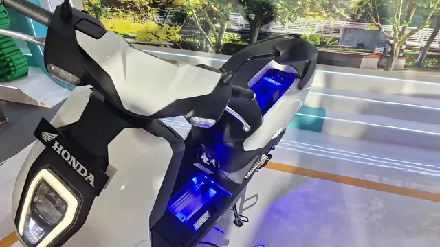 Letak baterai Honda ICON e: yang berada di bawah dek, dan ruang bagasi masih luas untuk menaruh helm (Arief A/Liputan6.com)
