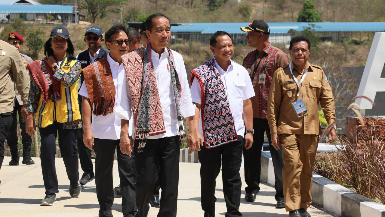 VIDEO: Jokowi Berdiri di Mobil Pakai Pengeras Suara "Saya Pamit, Mohon Maaf Sebesar-besarnya"