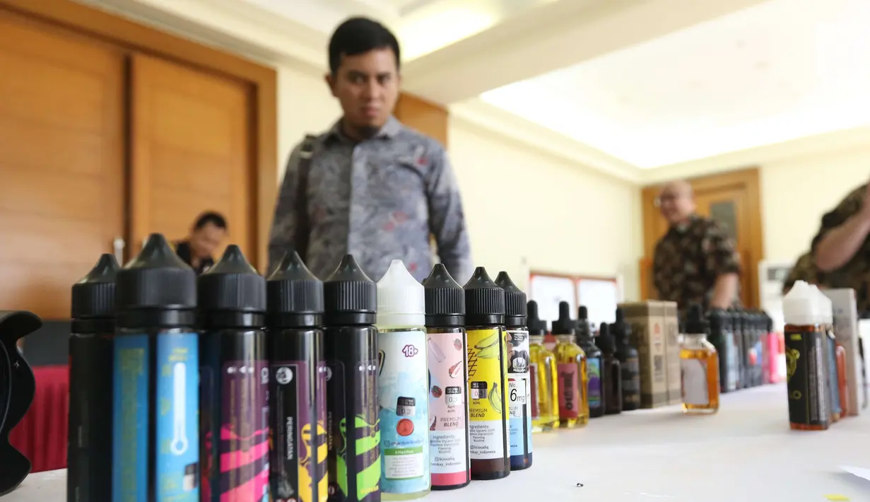 Liquid vape diperlihatkan saat pemberian izin perdana berupa NPPBKC, Jakarta, Rabu (18/7). Di dalam aturan yang berlaku 1 Juli 2018, liquid vape yang merupakan hasil pengolahan tembakau lainnya (HPTL) dikenakan tarif cukai 57%. (Liputan6.com/Angga Yuniar)