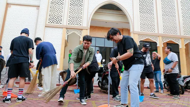 For Revenge antusias bersih bersih masjid di sekitar venue DCDC Ngabuburit Extra Tangerang