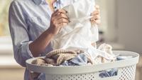 Ilustrasi seorang wanita memilah pakaian. (Foto: Shutterstock)