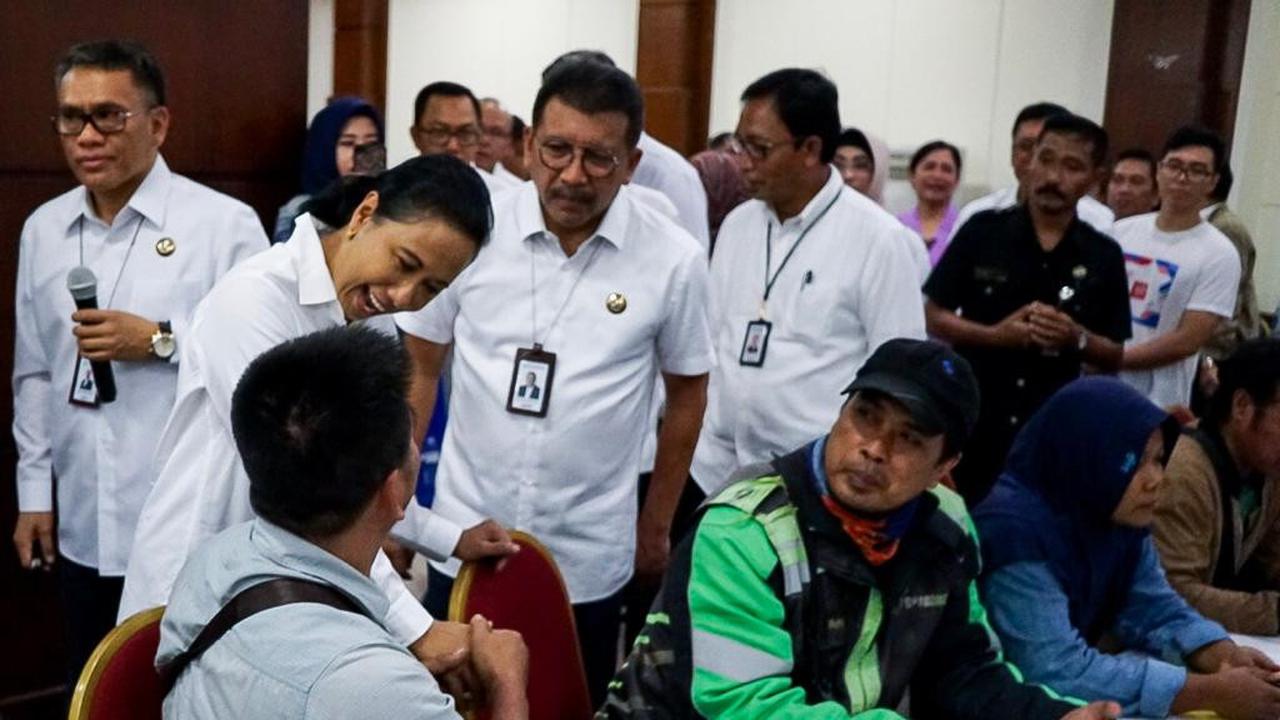 Menteri Badan Usaha Milik Negara (BUMN) Rini Soemarno memantau proses verifikasi pendaftaran program Mudik Bareng BUMN 2019 di Gedung Nyi Ageng Serang, Kuningan, Jakarta. Dok Kementerian BUMN