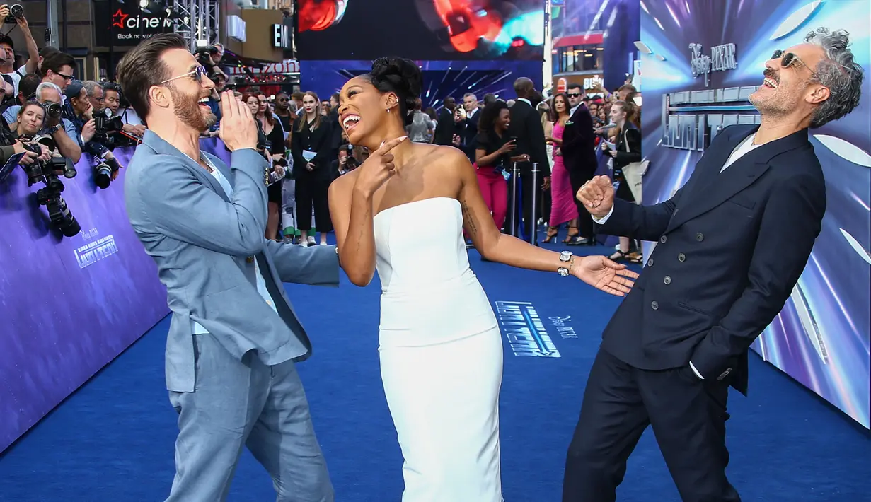 Chris Evans (kiri), Keke Palmer (tengah), dan Taika Waititi (kanan) berpose untuk fotografer setibanya pada pemutaran perdana film 'Lightyear' di London, Inggris, 13 Juni 2022. (Photo by Joel C Ryan/Invision/AP)