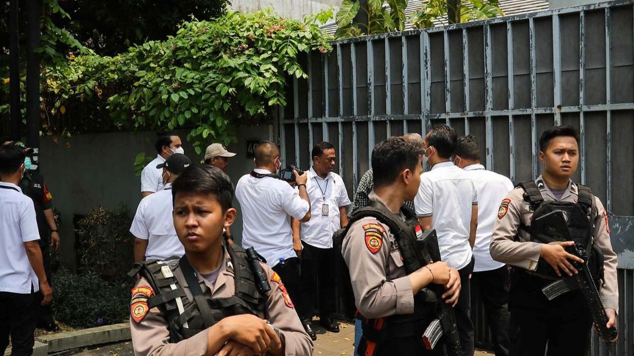 Penyidik Ditreskrimsus Polda Metro Jaya mendatangi rumah Ketua Komisi Pemberantasan Korupsi (KPK) Firli Bahuri di&nbsp;Jalan Kertanegara, Jakarta Selatan, Kamis (26/10/2023).&nbsp;Kedatangan penyidik itu untuk menggeledah kediaman Firli Bahuri.