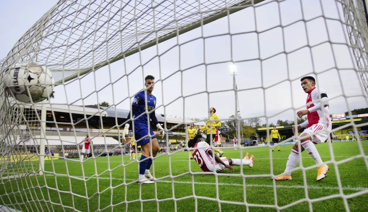 Striker Ajax Amsterdam, Lassina Traore, mencetak gol ke gawang VVV-Venlo pada laga Eredivisie di Stadion De Koel, Minggu (25/10/2020). Ajax Amsterdam menang dengan skor 13-0. (AFP/Olaf Kraak)