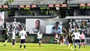 Suasana pertandingan AGF Aarhus melawan Randers FC pada laga Liga Denmark di Stadion Ceres Park (28/5/2020). Liga Denmark menghadirkan penonton virtual di stadion dengan aplikasi video Conference. (AP/Ritzau Scanpix - Henning Bagger)