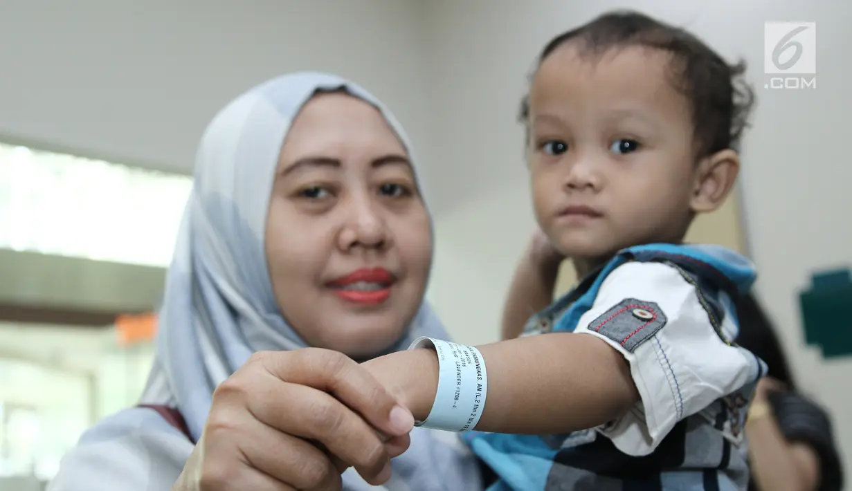 Perawat menggendong pasien bakti sosial hernia di RS EMC Sentul City, Jawa Barat, Sabtu (21/4). RS EMC menggelar bakti sosial bekerja sama dengan Yayasan Karya Alpha Omega. (Liputan6.com/Herman Zakharia)