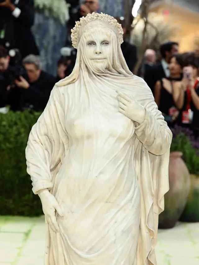 Bak Patung Hidup, Heidi Klum Tampil Nyentrik di Met Gala 2026 dengan Look Artistik yang Totalitas
