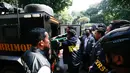 Petugas kepolisian memasukkan barang bukti hasil penggeledahan dari rumah di Sentul terkait dugaan kasus korupsi ke dalam gedung Direktorat Reserse Kriminal Khusus (Disreskrimsus) Polda Metro Jaya, Kamis (9/7/2026), (KLY/Budy Santoso)