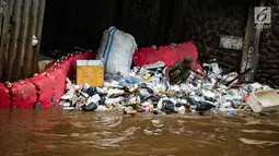 Pekerja memilah sampah saat pembersihan sampah di pintu air Manggarai, Jakarta, Selasa (4/12). Pembersihan dilakukan untuk melancarkan aliran sungai dan mencegah datangnya banjir saat memasuki musim hujan di wilayah tersebut. (Liputan6.com/Faizal Fanani)