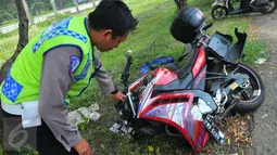 Petugas memeriksa sepeda motor yang terlibat kecelakaan, di Pull WK Polres Soetta, Kota Tangerang, Kamis (10/3). Sepeda motor itu hancur akibat ditabrak mobil yang dikemudikan anak Gubernur Banten Rano Karno, Rakha Widyarma. (Liputan6.com/Faisal R Syam)