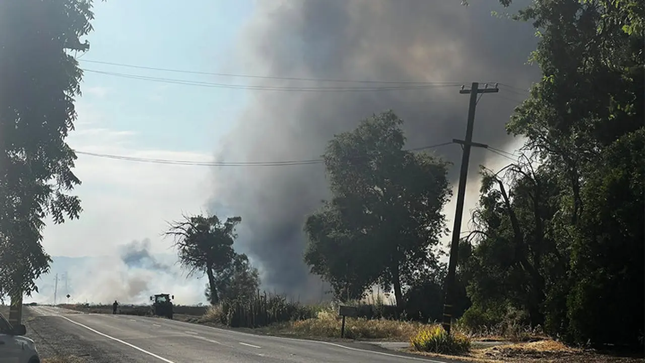 Gumpalan asap tebal mengepul dari gedung kembang api di Yolo County, California, pada hari Selasa (2/7/2025). (CAL Fire)