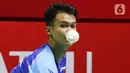 Pebulu tangkis tunggal putra Indonesia Christian Adinata mengembalikan kok ke arah lawannya pebulu tangkis tunggal putra Belanda Mark Caljouw pada babak kualifikasi turnamen Daihatsu Indonesia Masters 2023 di Istora Gelora Bung Karno, Jakarta, Selasa (24/1/2023). Christian Adinata menang atas Mark Caljouw dengan skor 20-22, 21-14, dan 21-17. (Liputan6.com/Herman Zakharia)