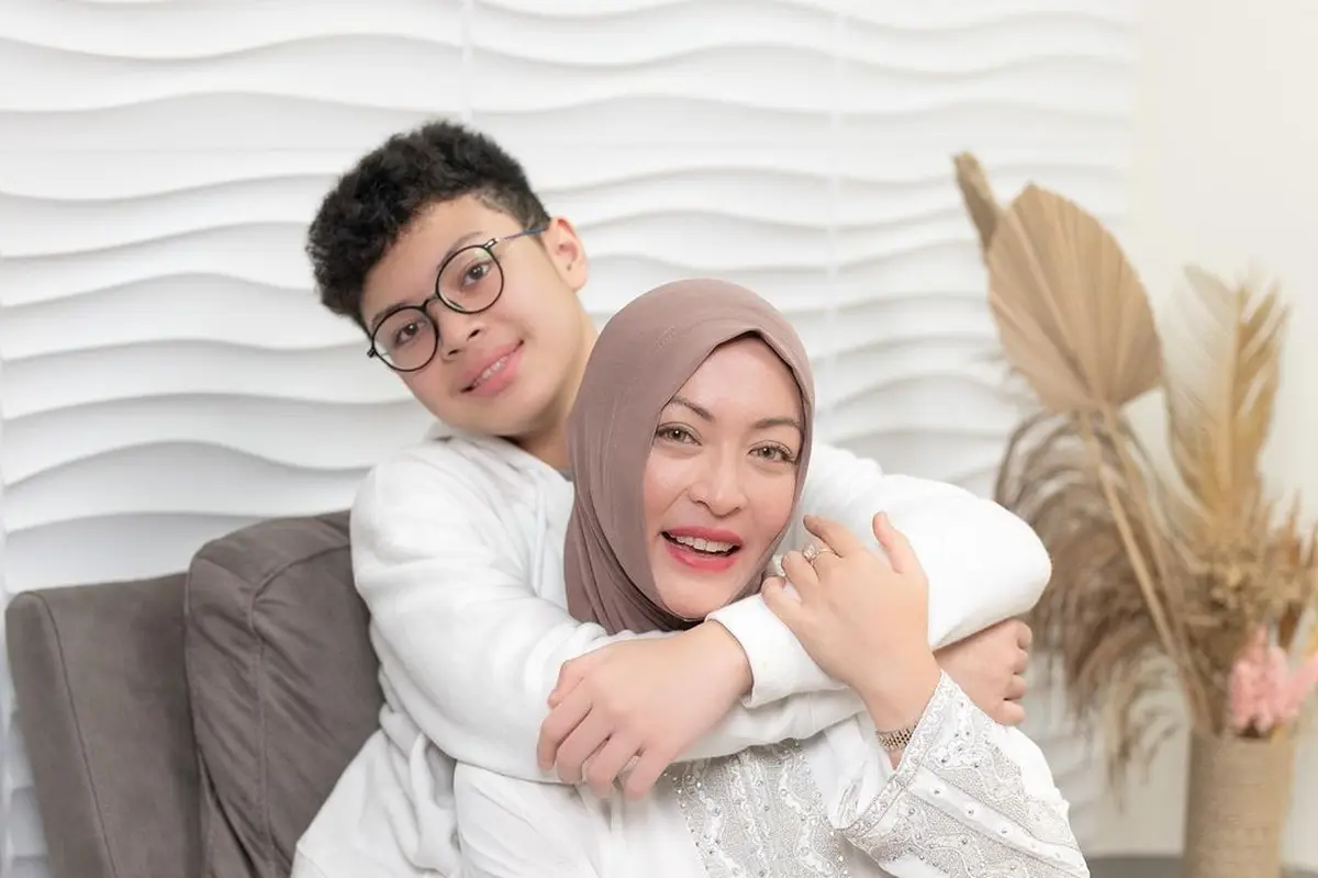 Angelina Sondakh dan Keanu Massaid. (Foto: Dok. Instagram @angelinasondakh09)