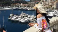 Syahrini Berpegangan Tangan dan Menyanyi Bersama Dash Berlin