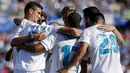 Para pemain Real Madrid merayakan kemenangan atas Getafe pada laga La Liga Spanyol Stadion Coliseum Alfonso Perez, Sabtu (14/10/2017). Real Madrid menang 2-1 atas Getafe. (AFP/Oscar Del Pozo)