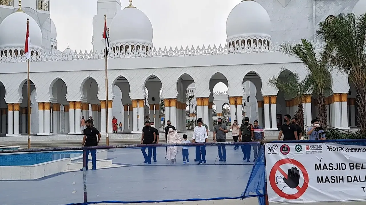 Presiden Jokowi dan Ibu Negara Salat Dhuha di Masjid Sheikh Zayed