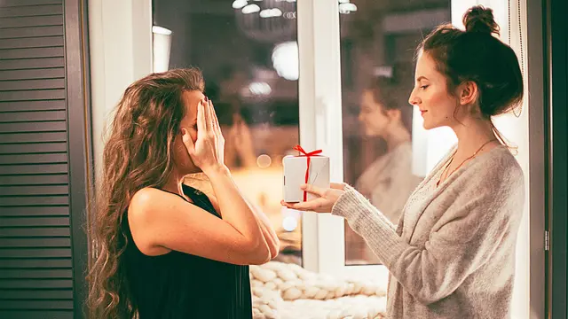 ilustrasi memberi hadiah secara online/pexels