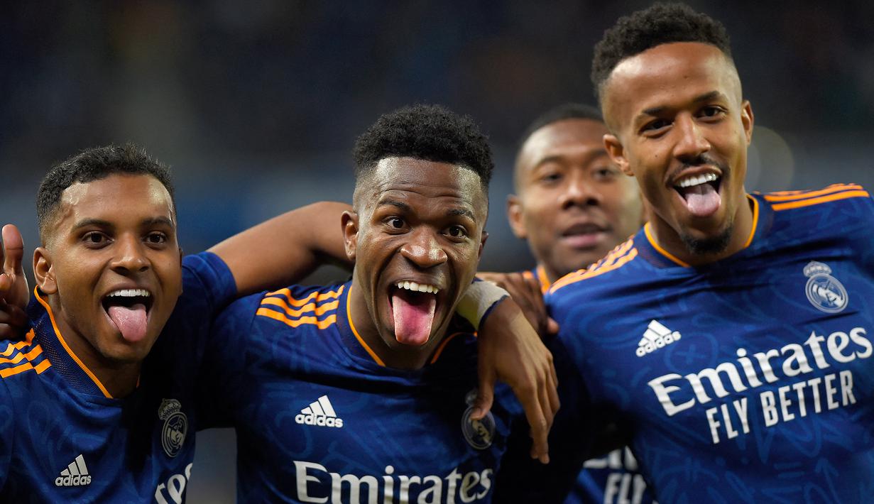 Real Madrid yang identik dengan klub berjuluk Galacticos karena gemar mengoleksi pemain bintang yang sudah jadi, perlahan mulai merevisi kebijakan transfernya tersebut. Sejak beberapa musim terakhir, mereka justru berani mendatangkan pemain-pemain muda berlabel mahal untuk meregenerasi skuat mereka yang telah berumur. Siapa saja para pemain muda tersebut? Simak uraiannya berikut ini. (AFP/Ander Gillenea)