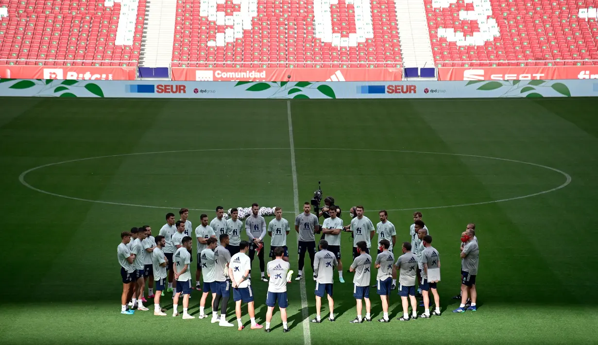 Para pemain Spanyol mendengarkan pelatih Spanyol Luis Enrique selama sesi latihan di stadion Wanda Metropolitano di Madrid (3/6/2021). Spanyol akan menghadapi Portugal dalam pertandingan persahabatan internasional pada Sabtu (5/6/2021). (AFP Photo/Javier Soriano)